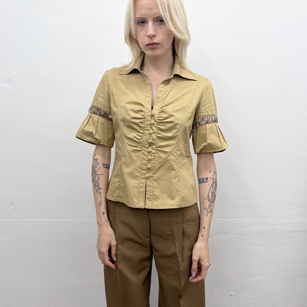 리츠코 시라하마 셔링 디테일 하프 셔츠