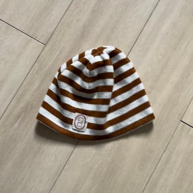 카락터 스트라이프드 니트 비니 카멜