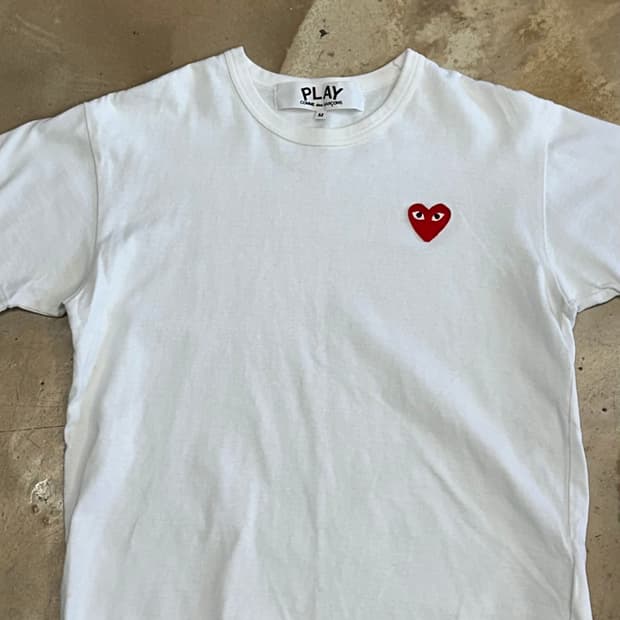 M 꼼데가르송 레드하트와펜 화이트 반팔 티셔츠