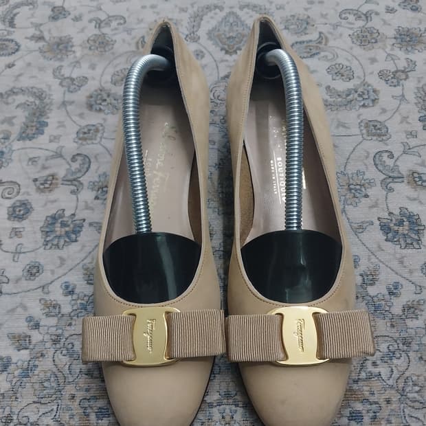 페레가모 스웨이드 바라 펌프스 6사이즈