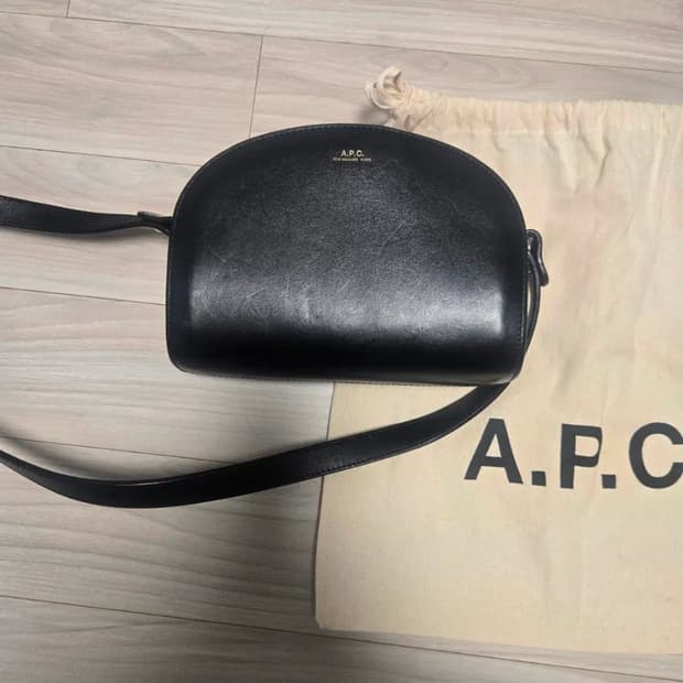 A.P.C 아페쎄 하프문미니 블랙 가방 크로스백