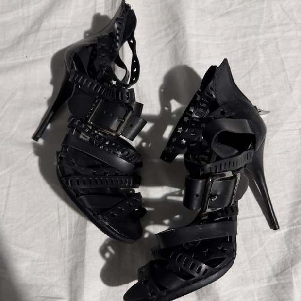 발망 데카르넹 레더 컷 케이지 스타 샌들