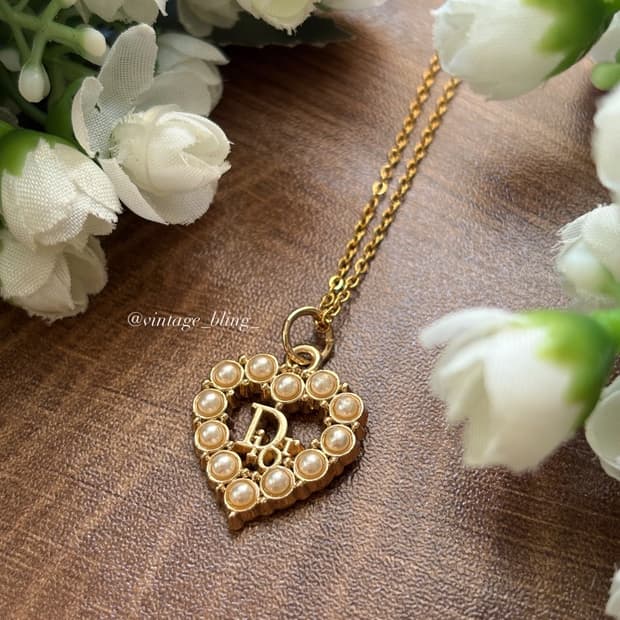 디올 하트 진주 로고참 목걸이