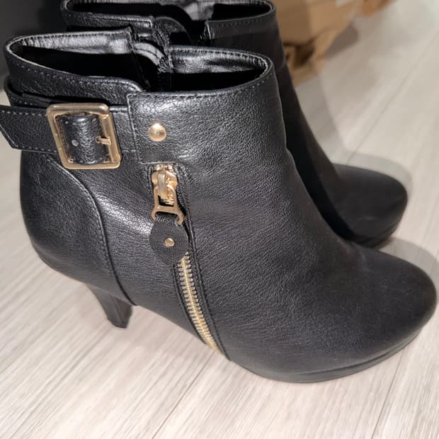 갸루 블랙 레더 앵클 벨트 힐 부츠