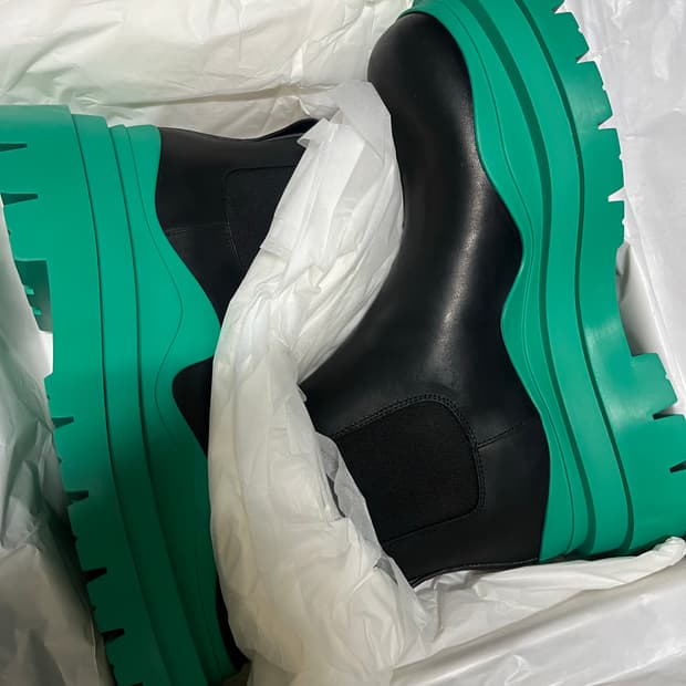 보테가 베네타 타이어 앵클 첼시 부츠 블랙 에시드 터콰이즈