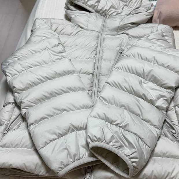 [스톤화이트,우먼M]무신사 스탠다드 시티 레저 우먼즈 후디드 라이트 다운