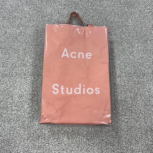 아크네스튜디오 페이퍼PVC 토트백