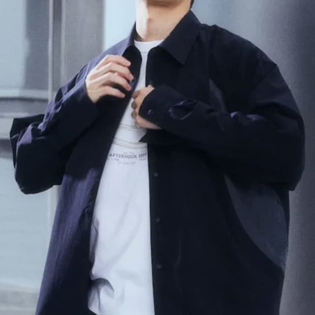 에잇세컨즈 커브드 절개 셔츠 [m]