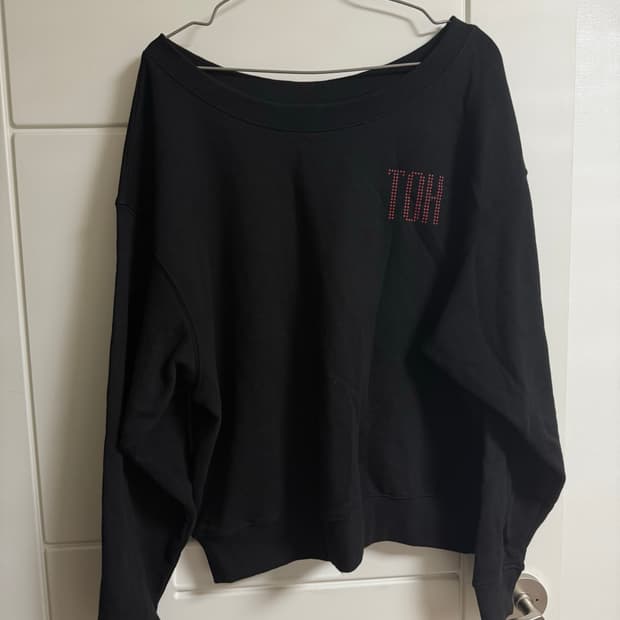 Toh 오프숄더 맨투맨