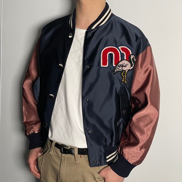 미우미우 플라밍고 유광 바시티자켓 (on.60)  