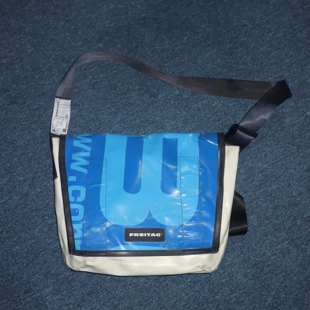 프라이탁 드라그넷 화이트&블루