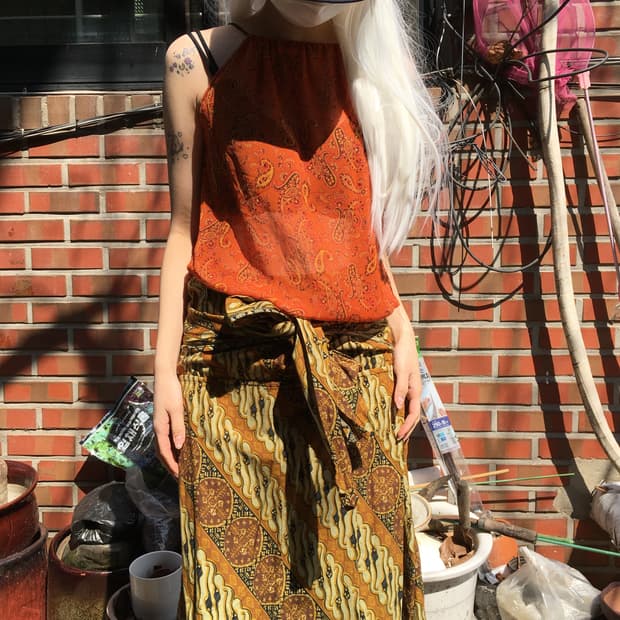  에스닉 오렌지 홀터넥 & 바틱 패턴 랩 스커트 세트