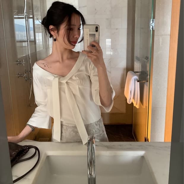 르에 lea plain bowtie top 플레인 보타이 탑
