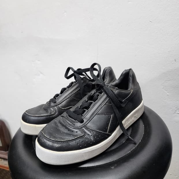 디아도라 블랙 레더 스니커즈..