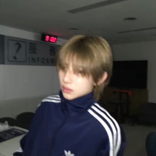 코르티스 주훈 착용 아디다스 신형 파이어버드 트랙탑 네이비