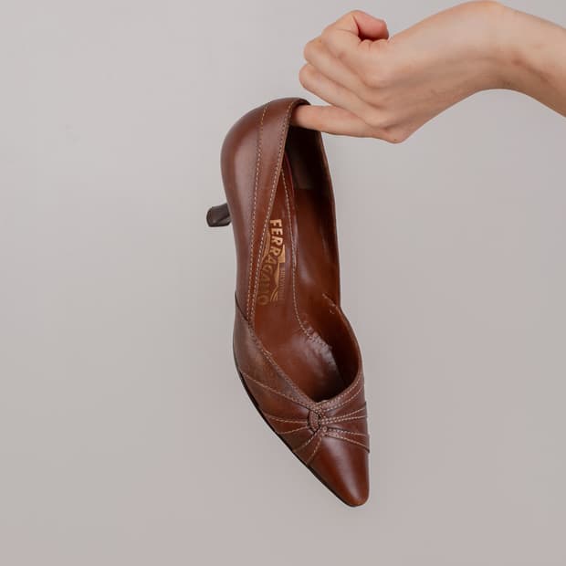 FERRAGAMO KITTEN HEEL LEATHER PUMPS