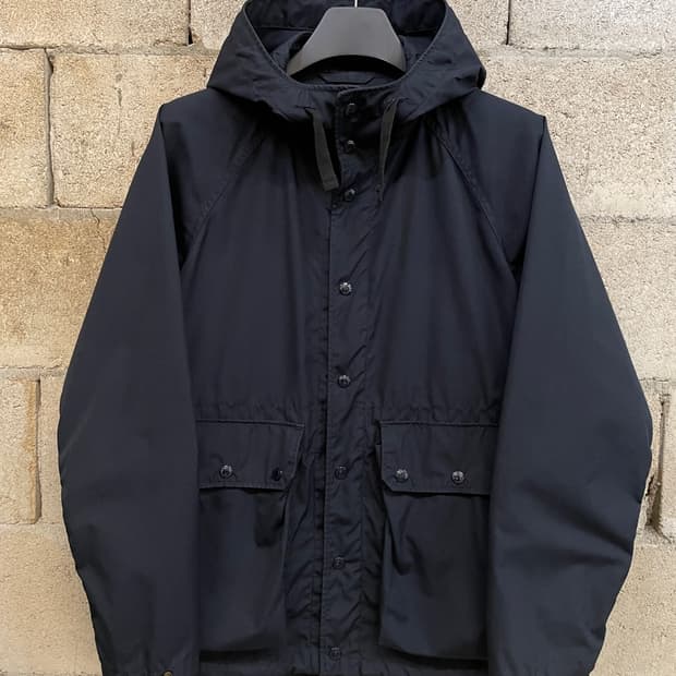 엔지니어드 가먼츠 라이트 파카