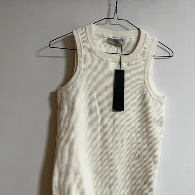 새상품 노이어 noirer 스퀘어넥 니트 슬리브리스