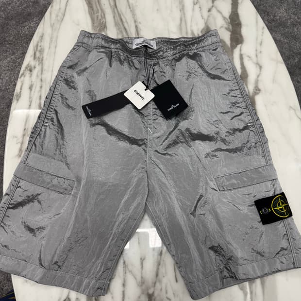 스톤아일랜드 나일론 메탈 버뮤다 팬츠