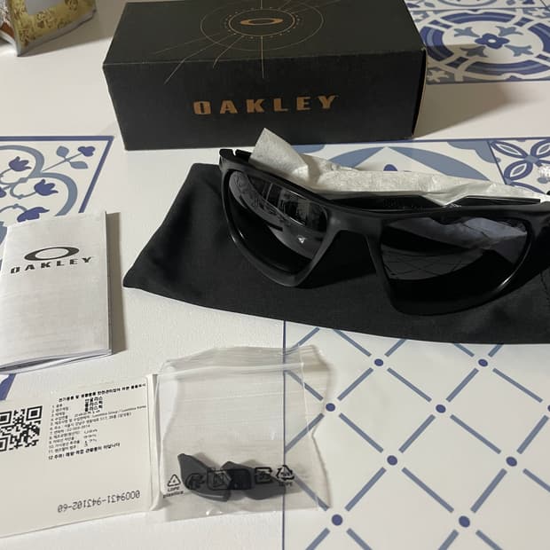 오클리 라테라리스 선글라스 블랙 색상입니다