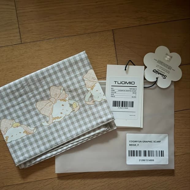TUOMIO x산리오 콜라보 코기문 그래픽 스카프 베이지