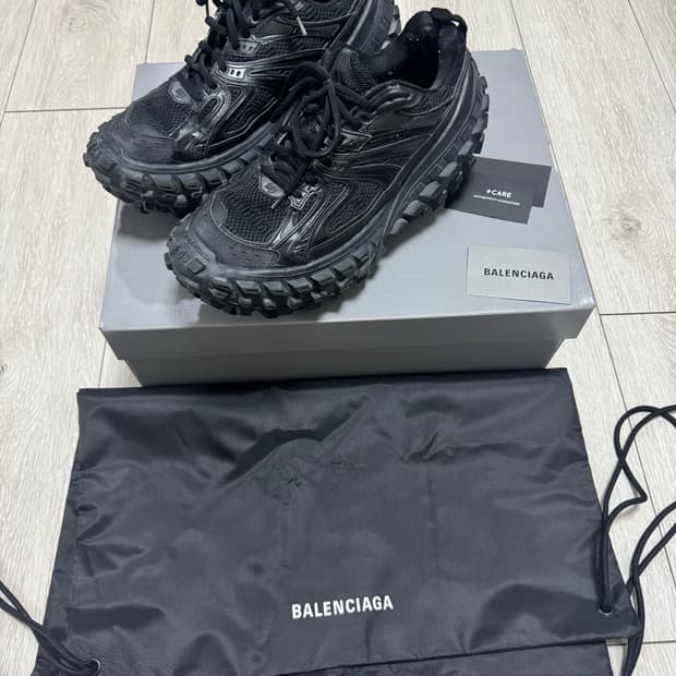 [43] 발렌시아가 디펜더 블랙