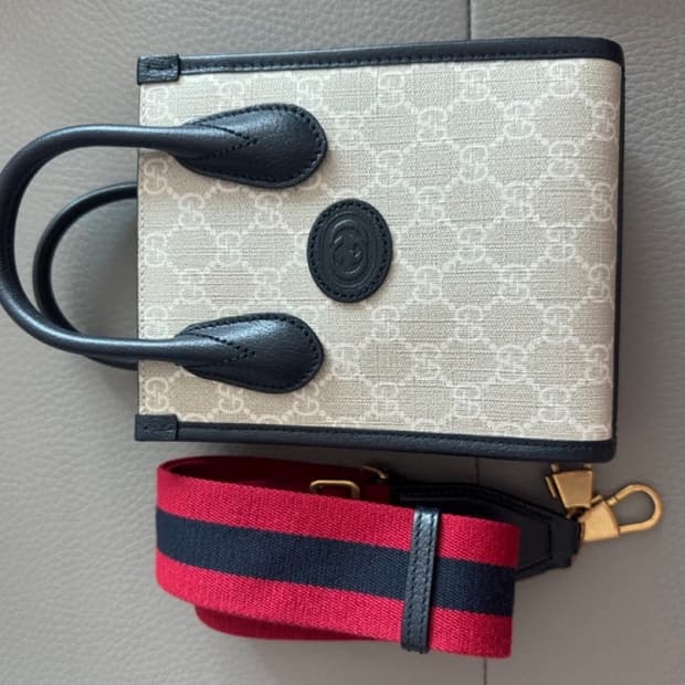 구찌 인터로킹 G 미니 토트백