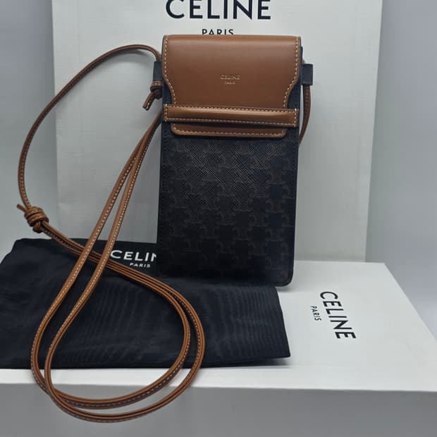 셀린느 트리옹프 폰 파우치