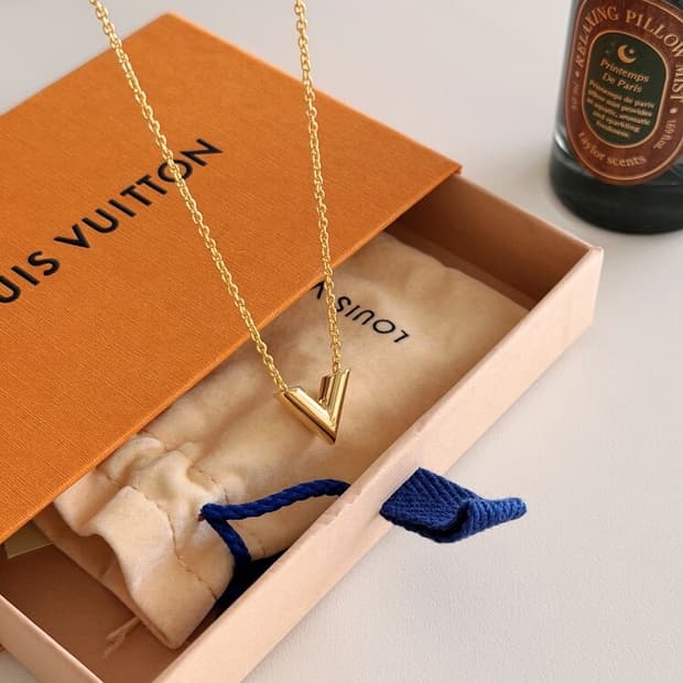 루이비통 에센셜 V 목걸이