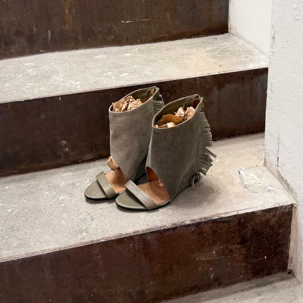 이로 카키 프린지 옥스나드 샌들