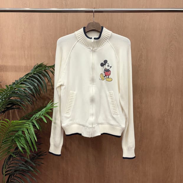 디즈니 니트 집업 캐릭터 프린팅 배색 카라 사선 포켓 디테일 화이트