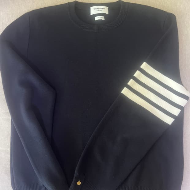 [정품] 톰브라운 사선완장 금장버튼 네이비 코튼 니트