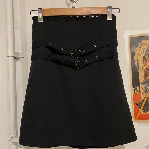 mars 마즈 하트 버클 스트랩 블랙 미디 스커트