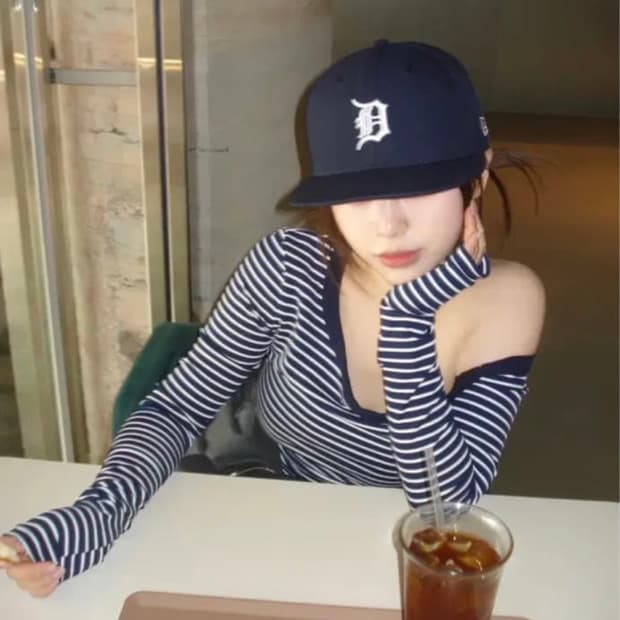 아워캐비넷 friday unbal stripe tee