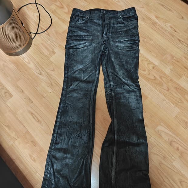 에모스탠스클럽 black dust coated flare jeans