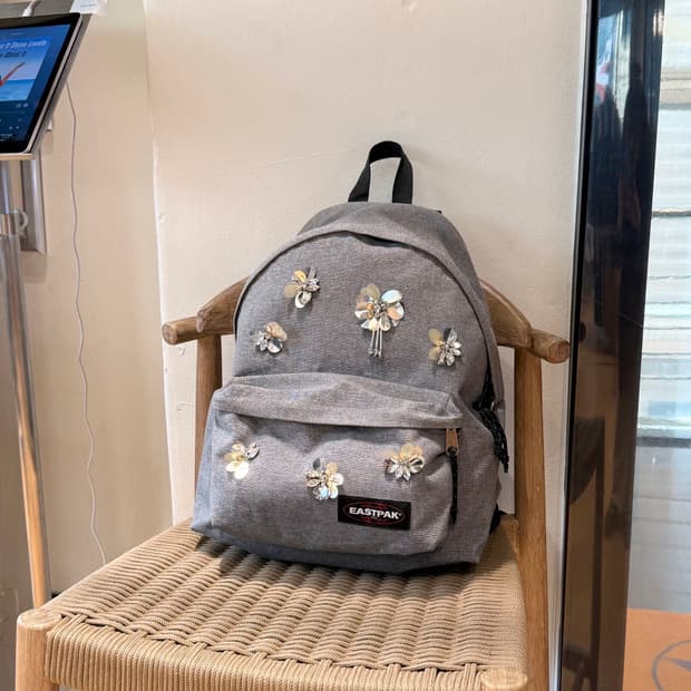 이스트팩 x 체스티 그레이 플라워패치 백팩 