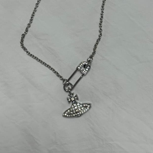 비비안웨스트우드 루크리스 팬던트 실버 클립 목걸이