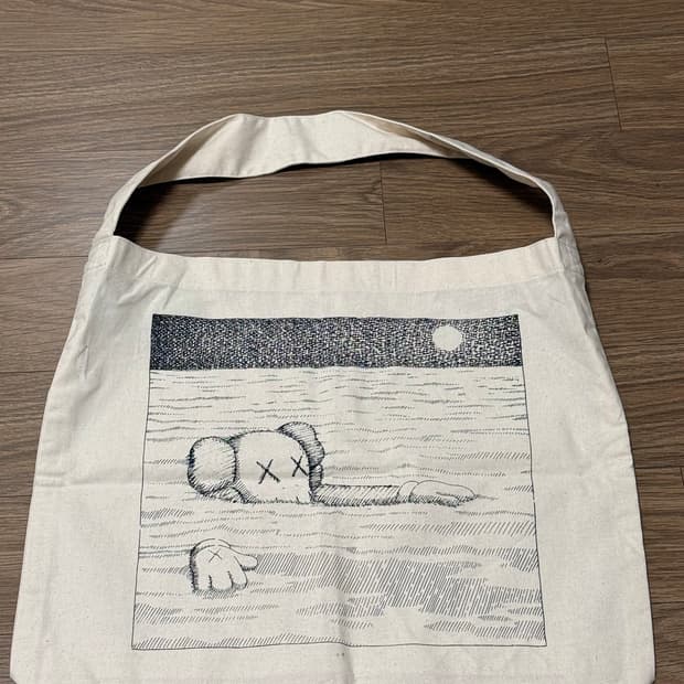유니클로 카우스 에코백