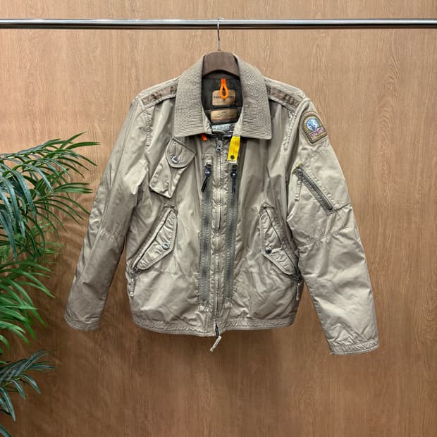 파라점퍼스 라이트 웨이트 나일론 자켓 옐로우 버클 스트랩 디테일 베이지