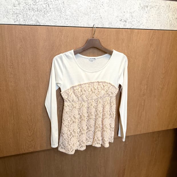 빈티지 라운드넥 티셔츠 플라워 패턴 레이스 배색 디테일 아이보리