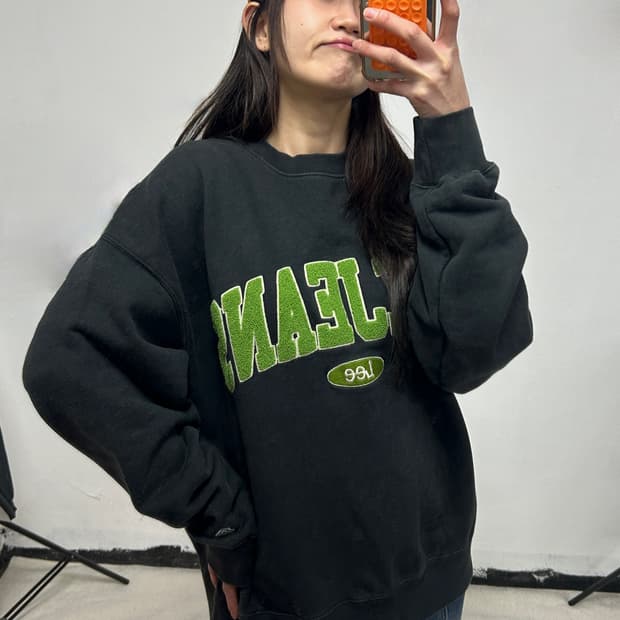 리 부클자수 맨투맨 블랙 look