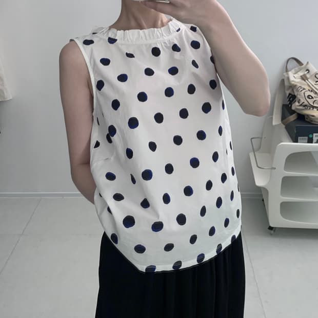 WEEKEND Dotted Frill Sleeveless Blouse