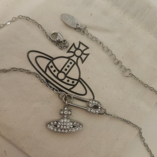 Vivienne westwood safety pin necklace