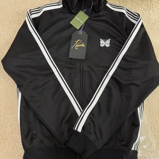 니들스 트랙자켓 검흰