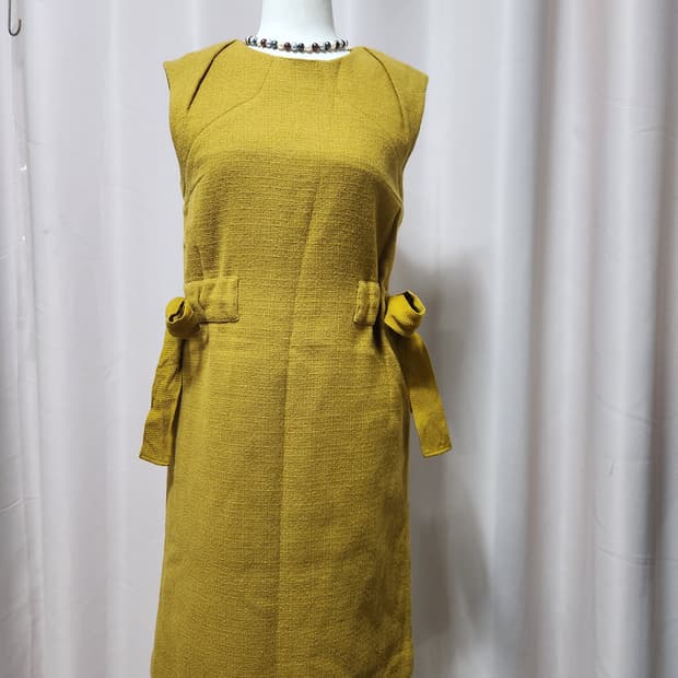 앤디앤뎁겨자색 리본 포인트 민소매 원피스