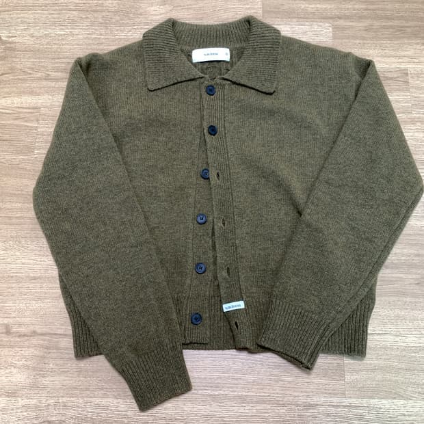 웨이비니스 라벨 포인트 카라 가디건 1사이즈 카키브라운