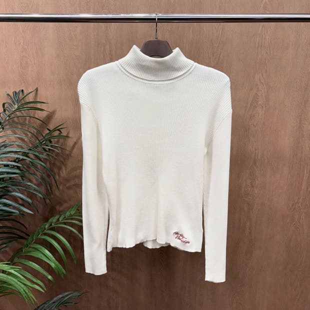 할리데이비슨 슬림핏 모크넥 긴팔 골지 니트 로고 자수 디테일 아이보리