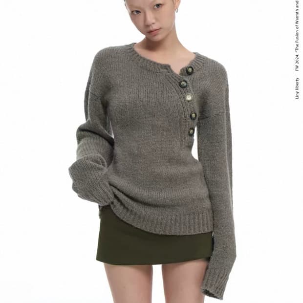 LINY LIBERTY 사선 버튼 니트