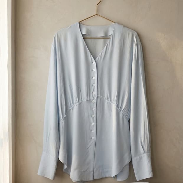 [Matin Kim] 마틴킴 페미닌 셔링 브이넥 블라우스 (스카이블루)