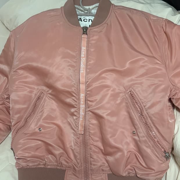 아크네 봄버 핑크